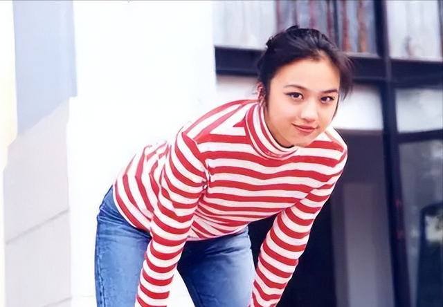 汤唯和老公金泰勇一起走红毯,金泰勇全程痴汉脸,对女神老婆傻笑