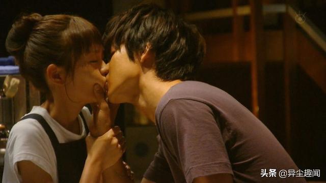 日剧票选「十大最心动吻戏场景」，高难度接吻甜到掉牙