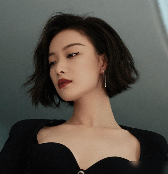 今年火了一种发型叫“肩上一刀切”,洋气减龄显脸小,明星也上头