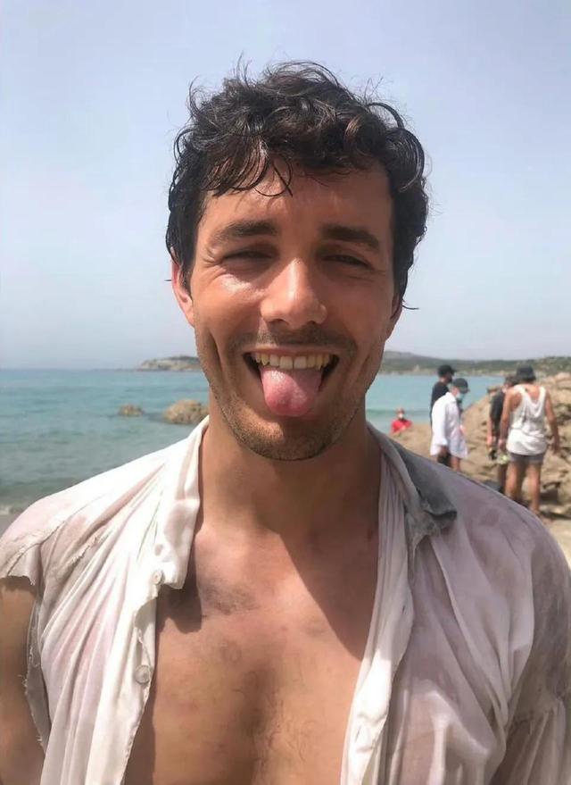 “新美人鱼”发布多款海报 美人鱼模样一言难尽 王子直呼下不去嘴