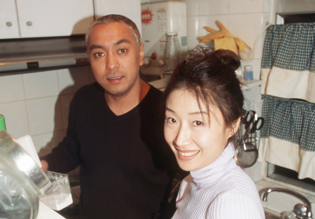 姜皓文庆祝结婚22年，表白爱妻：你开心我便安心！妻子曾拒绝生娃