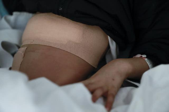 3岁萌宝患重症治疗时难忍剧痛，被5人强行按住，父亲哭求：轻点儿