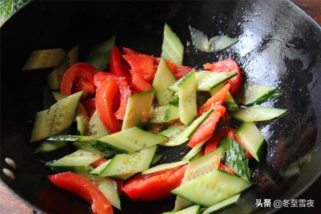 分享一道东北甩袖汤的做法，颜色诱人味道鲜美，教你正宗家常做法