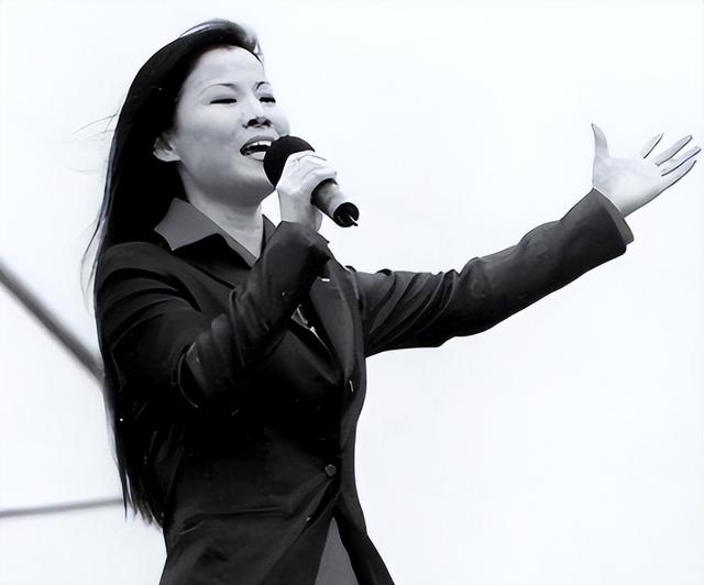 她从高烧再到离世仅16天，带病参加春晚，最后的时间也留在舞台上