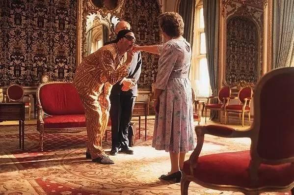 会玩！小伊90大寿，看一代傲娇软萌的英国女王是如何炼成的