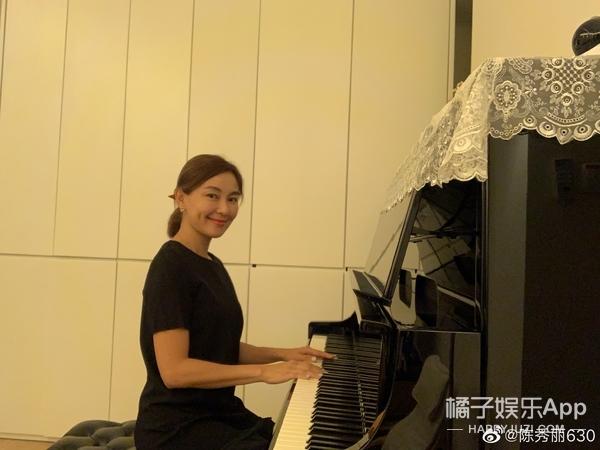 还记得《倚天屠龙记》里的小昭吗？44岁竟然活得如此精彩