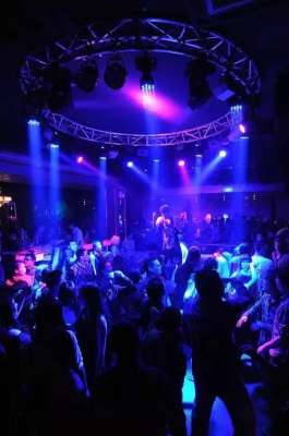 疯狂夜总会(夜店可以有多疯狂)