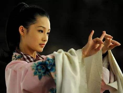 “笨蛋美人”李沁：与杨洋合影十指紧扣，被王大陆冒犯却不敢反抗