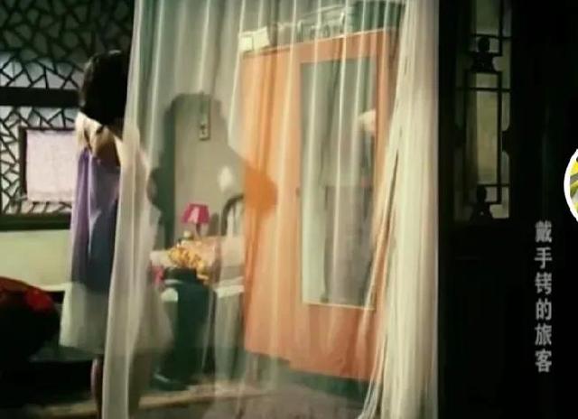 记得《戴手铐的旅客》中的她吗？