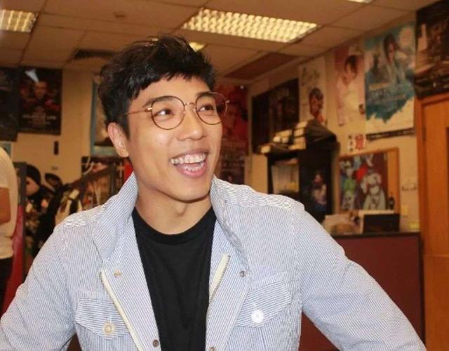 《铁拳英雄》视帝弟弟演技获赞，曾心存歌手梦，因“细龙生”走红