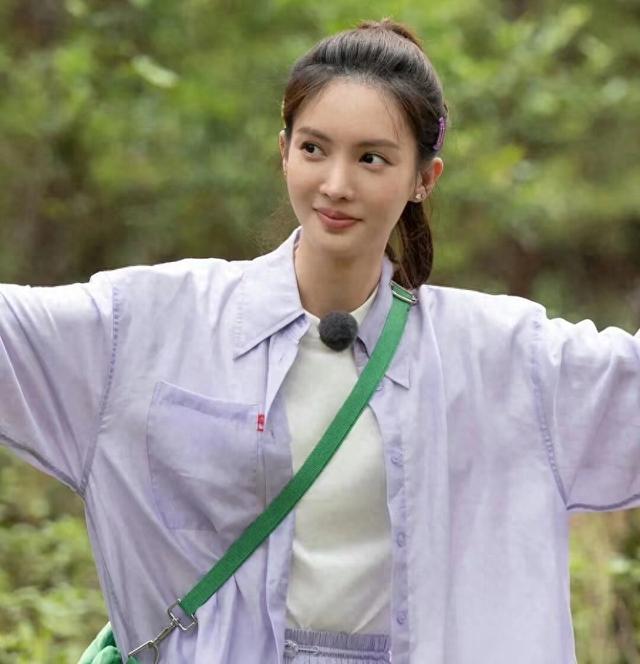 她居然也上春晚了，这是官方认可啊！她再努努力感觉都要超越杨幂