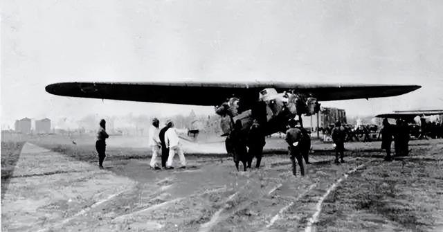 1930年，张学良陪同墨索里尼女儿游览长城，那时他29岁，风光无限