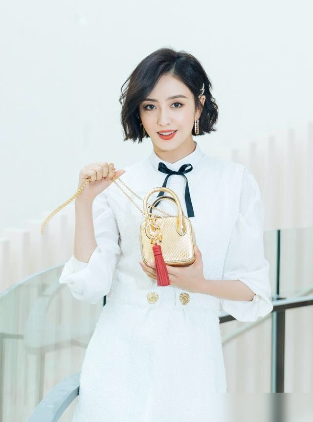 今年火了一种发型叫“肩上一刀切”,洋气减龄显脸小,明星也上头