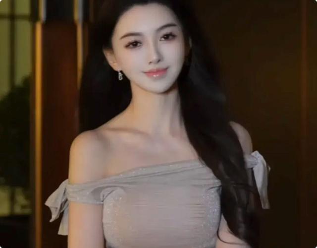 被黄晓明女友惊艳到了，丰满身材遮不住，但这生图差距也太大了