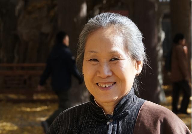 苇青：60岁被儿子带入演艺圈,73岁成“百亿老太”,现在比儿子还红