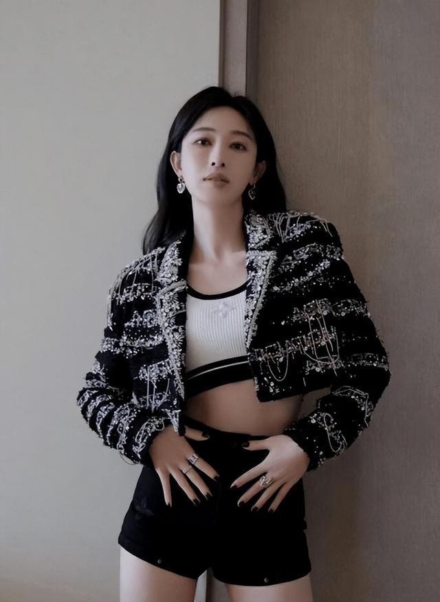 秦岚“钻石胸”大到藏不住,网友:这身材我酸了,这是谁的专属?