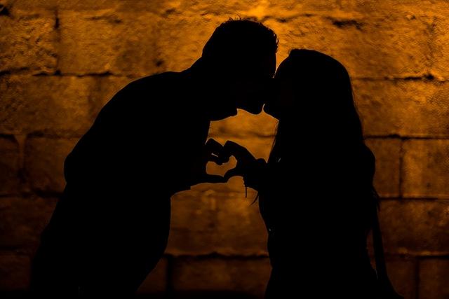 难耐寂寞的美少妇，被小男友迷了心窍