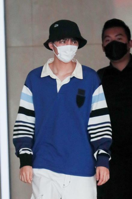 王俊凯穿应援色上衣返京 头戴渔夫帽造型清爽帅气