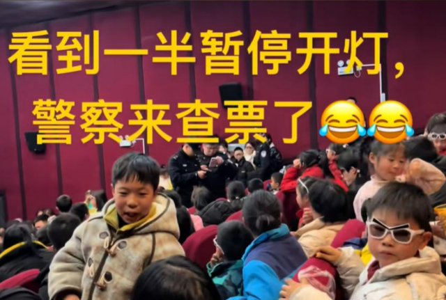 《哪吒2》放映突停！江苏影院两女生被警察带走，真相引网友猜测