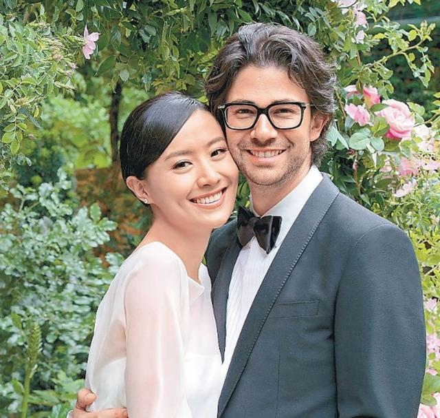 港姐陈法拉与二婚老公现身，两人牵手形影不离，背影不像孩子妈