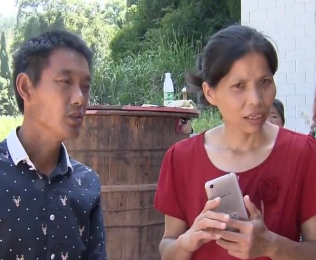 1994年，伍继红692分考上人大，至今失业中，与5个孩子靠低保生活