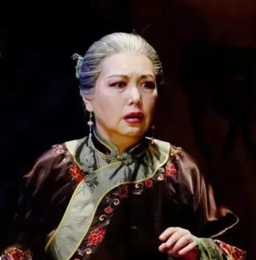 记得《戴手铐的旅客》中的她吗？