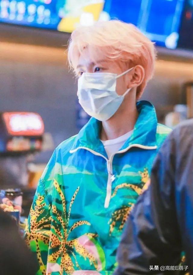 王源染粉色头发，再次引发网友猜测，和欧阳娜娜疑似真的恋爱中？