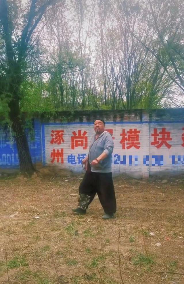 50岁戏骨近1年无戏拍，定居河北农村放羊种菜，胡须花白精神足