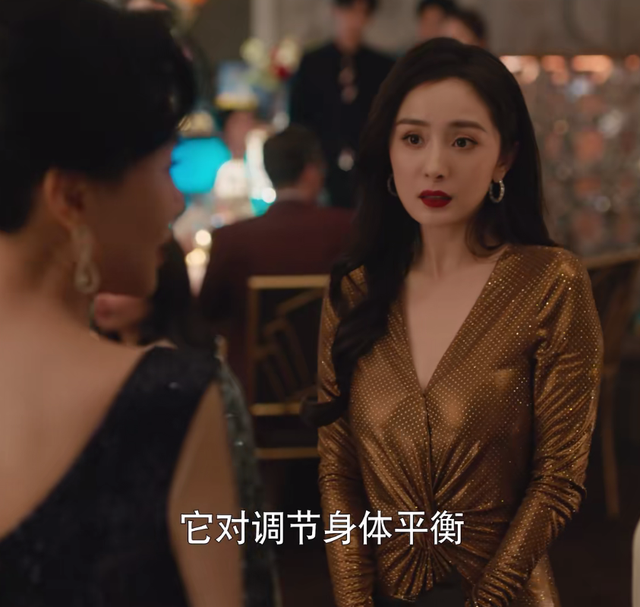 《爱的二八定律》首播！杨幂脸垮被吐槽油腻，跟许凯同框无CP感