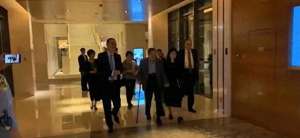 杨振宁的妻子(103岁的杨振宁牵着妻子翁帆的手露面，他步伐很轻快，翁帆很开心)