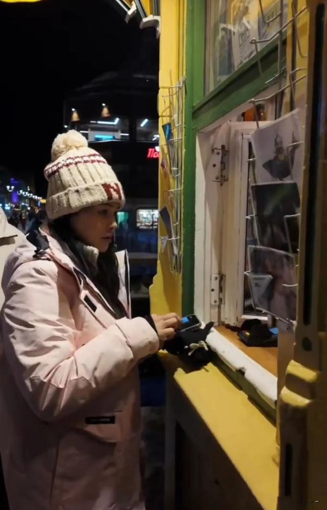 伊能静在挪威看到极光了，婆婆身材发福撑开纽扣，她56像26一样美