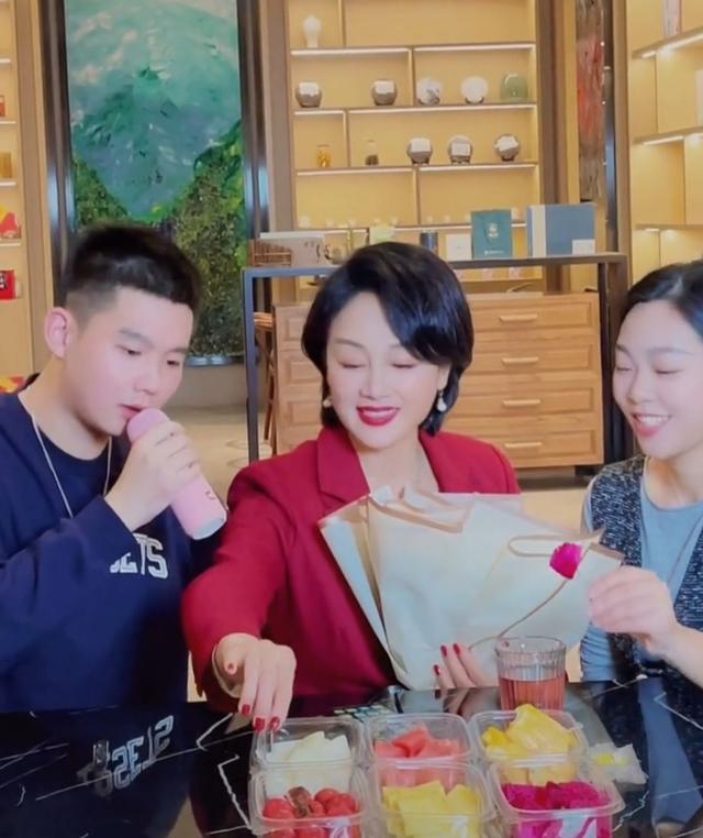 59岁王姬被质疑国籍，怒怼网友直言自己是中国人，曾赴美生活多年