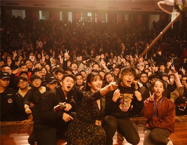 《大闹天竺》南京站 柳岩：夺白客小岳岳银幕初吻