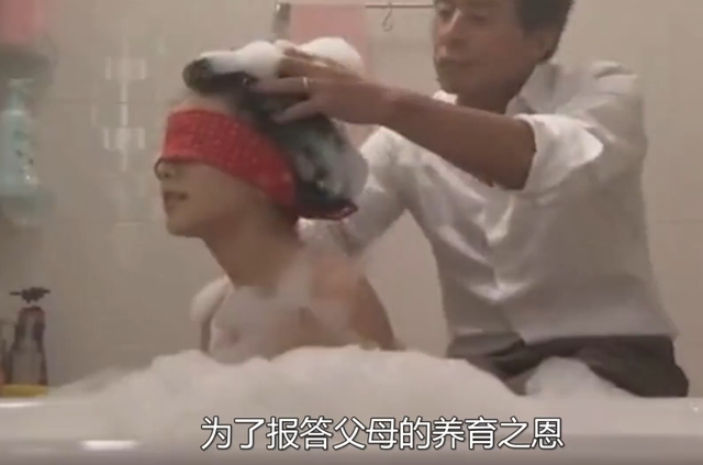 15岁女儿跟爸爸亲嘴，被爸爸强吻，父亲对女儿表达爱意要有边界感