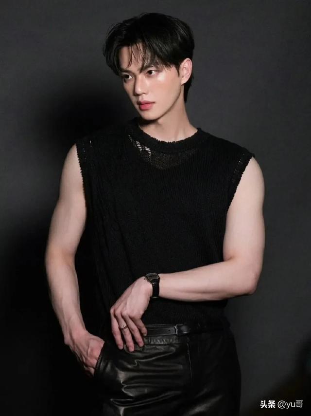 韩国演员宋江即将入伍并分享剃头照，仍然是帅气阳光大男孩