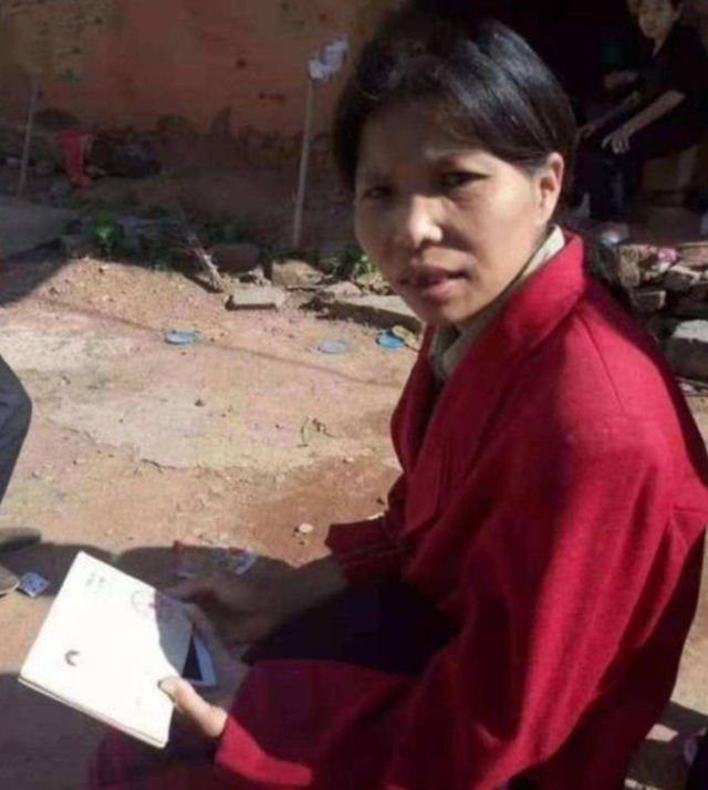 1994年，伍继红692分考上人大，至今失业中，与5个孩子靠低保生活