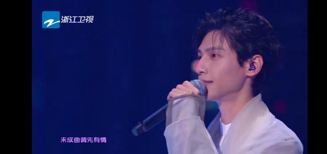 罗云熙演唱《大鱼》 人帅才艺多