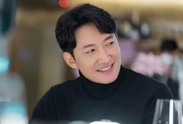 年轻时长得不咋地，上了年纪居然“帅到掉渣”，这6位男星太狠了