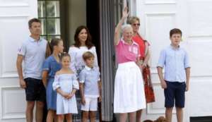 丹麦王储(丹麦王储六口人的全家福，比凯特王妃家的更生动有趣)