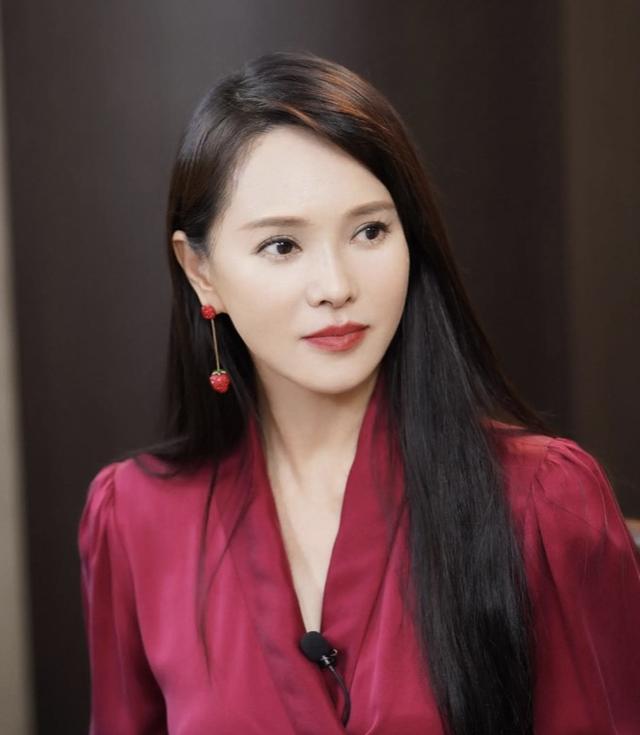 54岁伊能静声音超嗲，与林志玲有一拼，网友：代入自己妈妈简直受不了