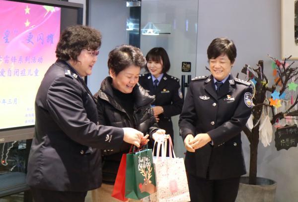 她是孩子口中的“大妈妈”，把咖啡馆外更多的美好带给他们