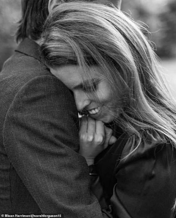 比阿特丽斯公主和未婚夫发黑白照，被指模仿梅根