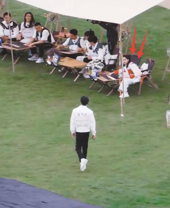 跑男最新路透曝光，baby疑遭嘉宾孤立后再引争议，全程镶边无镜头