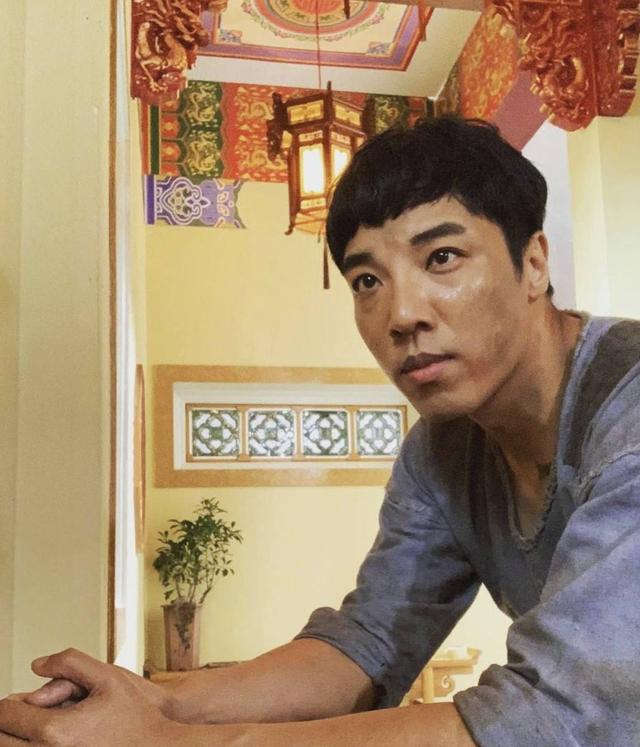 《铁拳英雄》视帝弟弟演技获赞，曾心存歌手梦，因“细龙生”走红