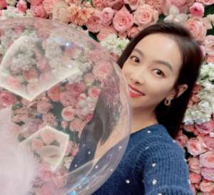 宋茜多大(宋茜迎34岁生日晒美照，对镜比心笑容甜美)