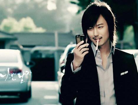 他是抽烟喝酒玩女人的坏男人，可女神一条朋友圈，让他做回好男人