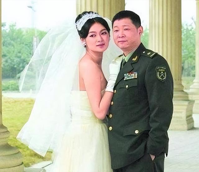 53岁“三德子”近况：娶小15岁名模当老婆，如今隐居山林身价过亿