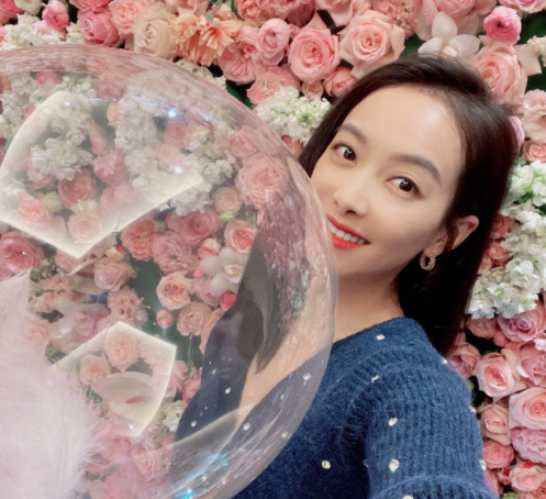 宋茜迎34岁生日晒美照，对镜比心笑容甜美