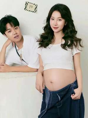 王小利老婆(王梓嘉结婚两月，妻子身怀六甲，网友喊话王小利多久看一次孙子)