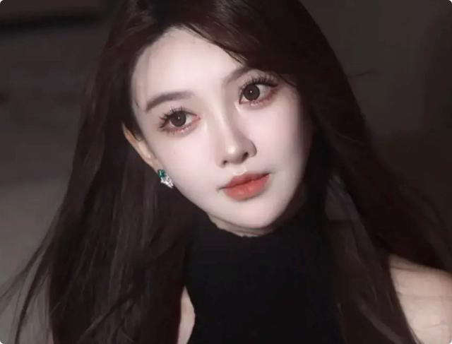 被黄晓明女友惊艳到了，丰满身材遮不住，但这生图差距也太大了